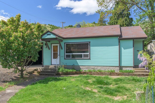 property at 1220 SE Fullerton St