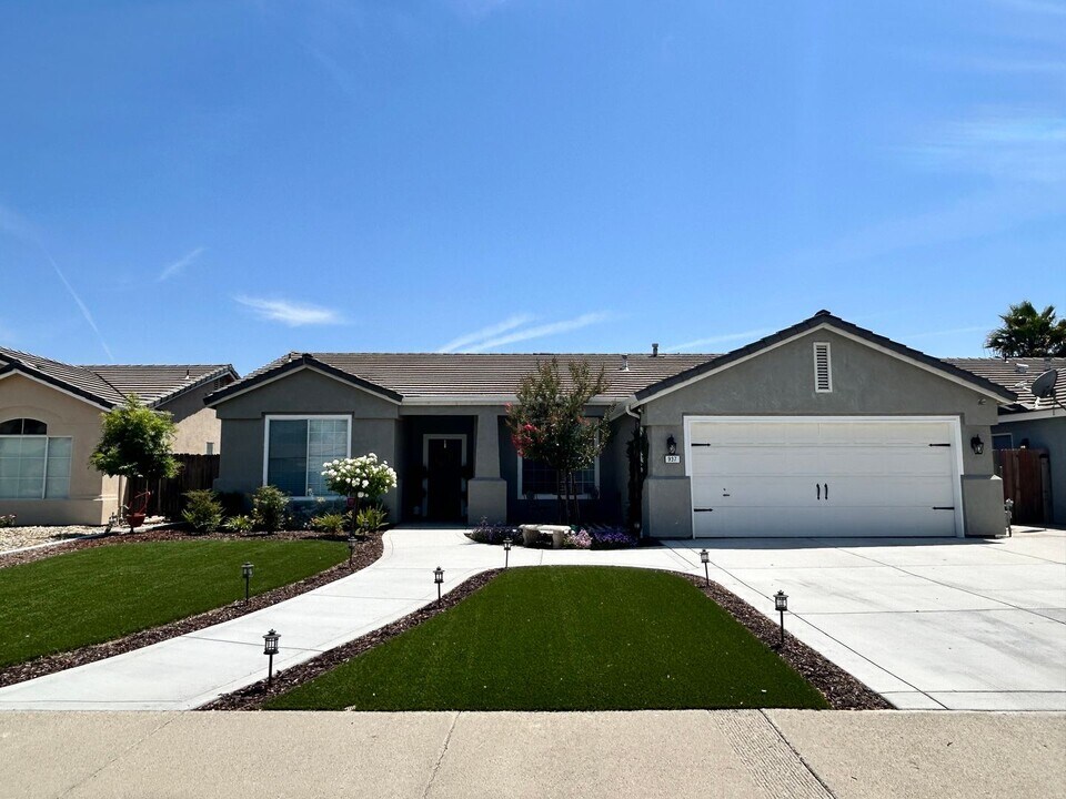 937 W Orange St in Hanford, CA - Building Photo