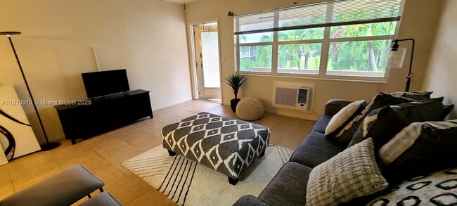139 Waltham E in West Palm Beach, FL - Building Photo - Building Photo