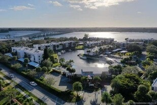 1950 SW Palm City Rd in Stuart, FL - Building Photo
