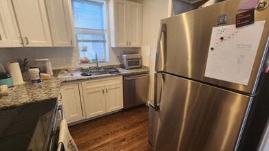 2009 Commonwealth Ave, Unit 6 in Boston, MA - Foto de edificio - Building Photo