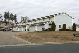 1819 Industrial St in Hudson, WI - Foto de edificio - Building Photo