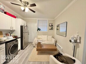 719 W Roscoe St, Unit 1 in Chicago, IL - Building Photo - Building Photo