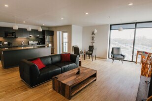 221 Stradbrook Ave in Winnipeg, MB - Building Photo