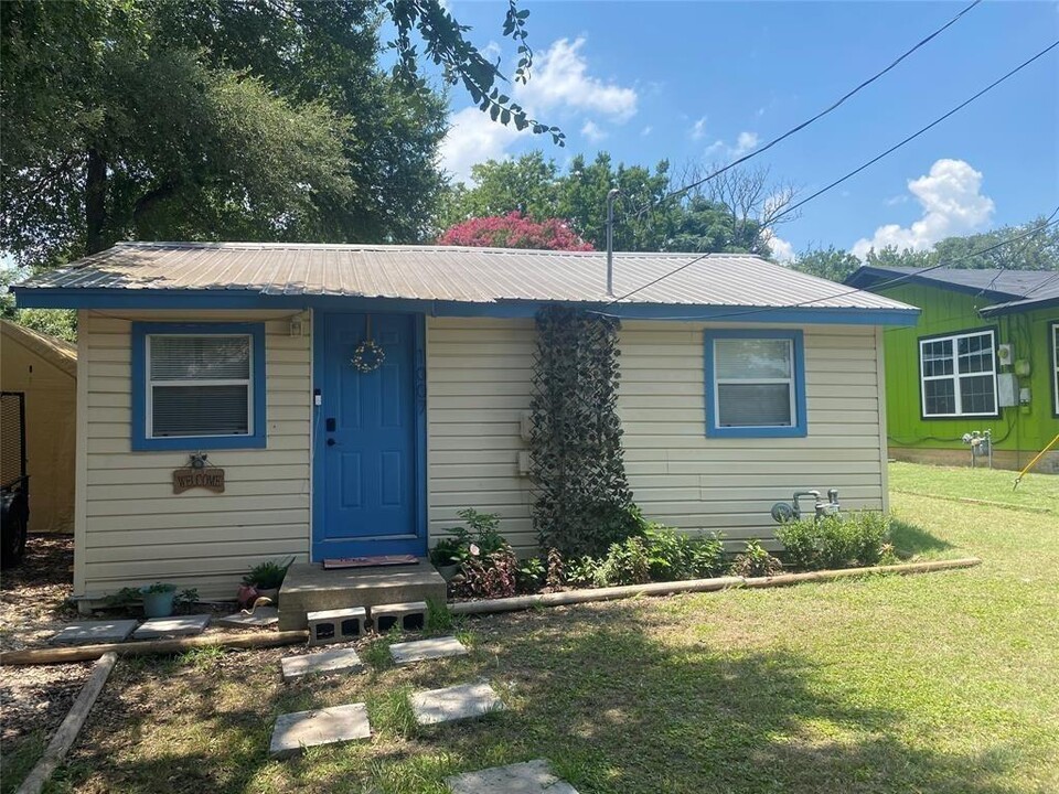 1007 Johnson St in Lockhart, TX - Building Photo