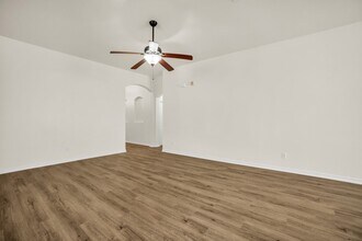 2005 Ridgeview Ct in Sanger, TX - Foto de edificio - Building Photo