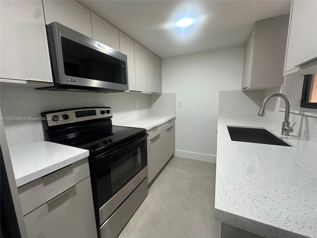 6720 SW 50th Terrace in Miami, FL - Building Photo - Building Photo