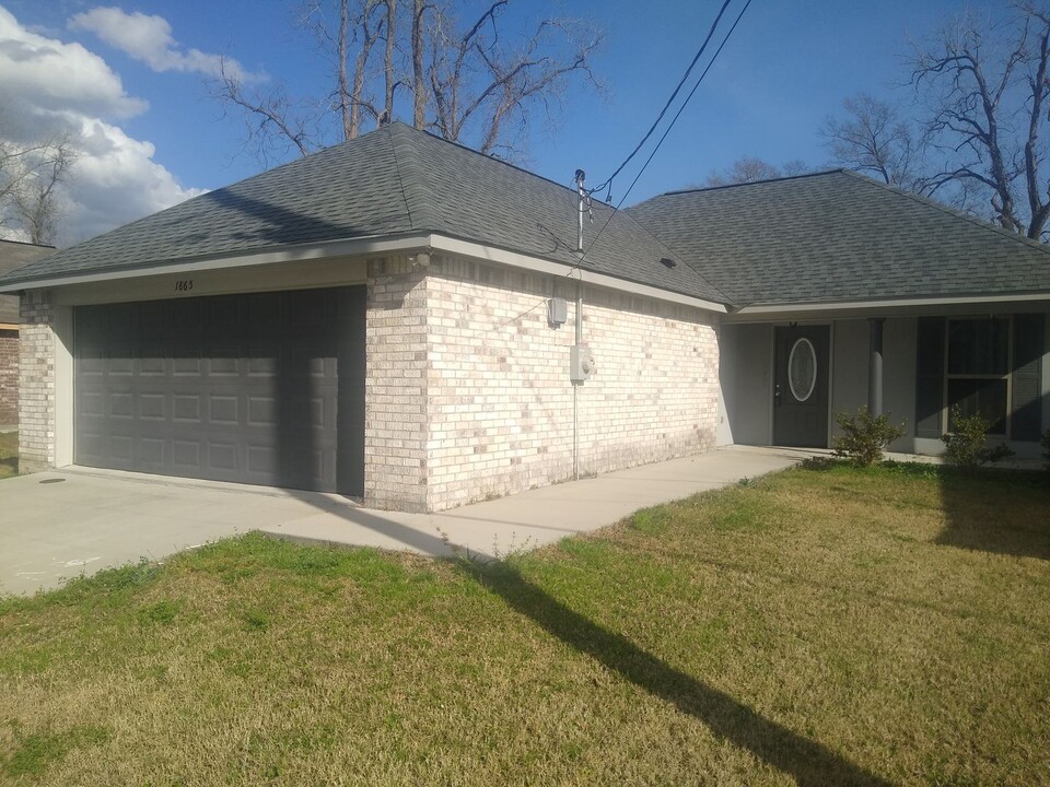 1865 Ravier Ln in Saint Gabriel, LA - Building Photo