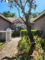 2300 E Aragon Blvd in Sunrise, FL - Building Photo