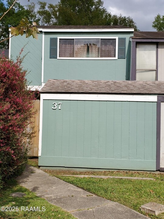 37 Larkspur Ln in Lafayette, LA - Building Photo