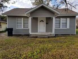 2416 Ave A in Nederland, TX - Building Photo