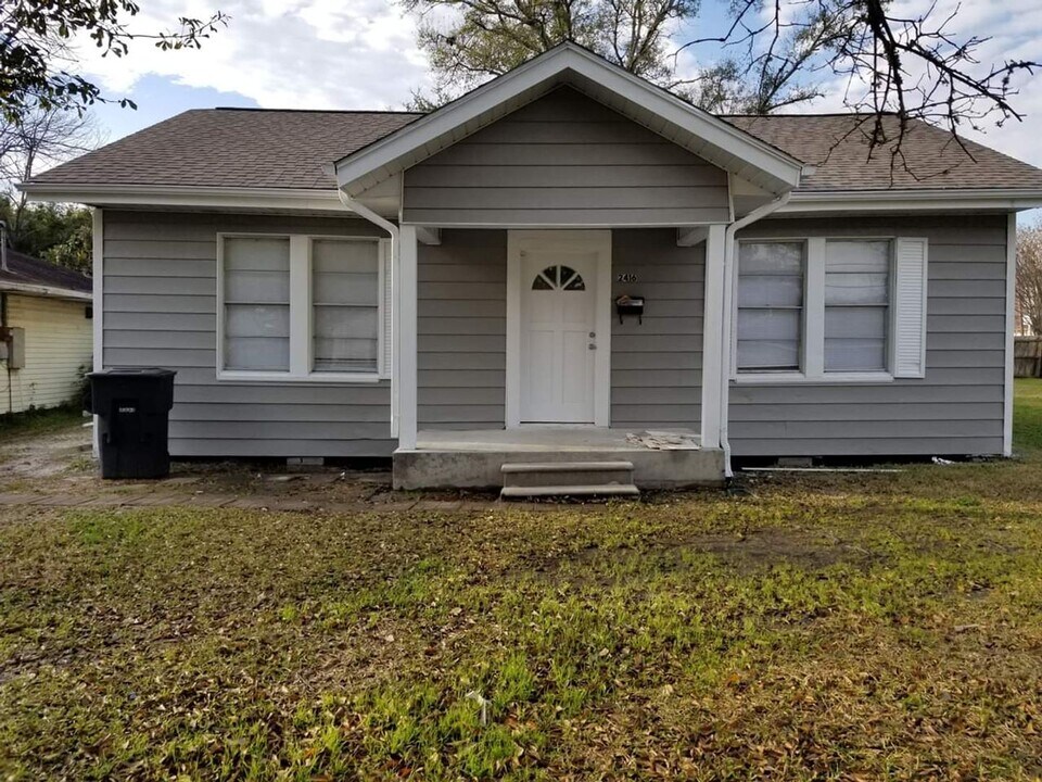 2416 Ave A in Nederland, TX - Building Photo