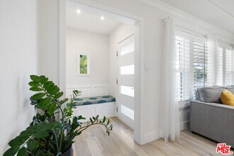 5439 Carpenter Ave in Los Angeles, CA - Building Photo - Building Photo