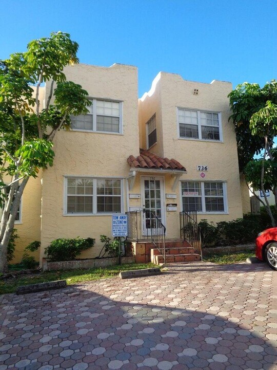 736 Omar Rd in West Palm Beach, FL - Building Photo