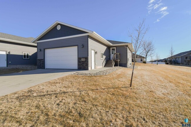 3704 S Outfield Cir in Sioux Falls, SD - Building Photo - Building Photo