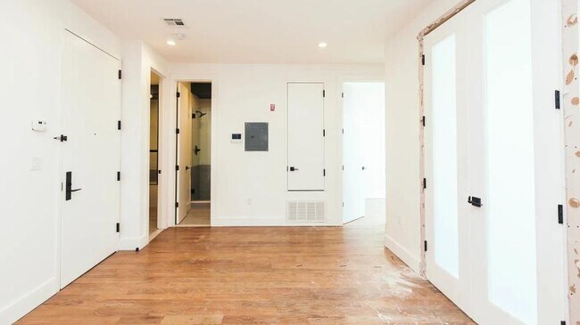 406 Cornelia St in Brooklyn, NY - Building Photo - Building Photo