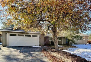 1625 NE Pheasant Cir in Bend, OR - Building Photo