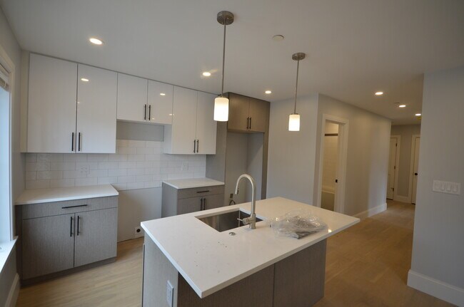 412 Market St, Unit 204 in Boston, MA - Building Photo - Building Photo