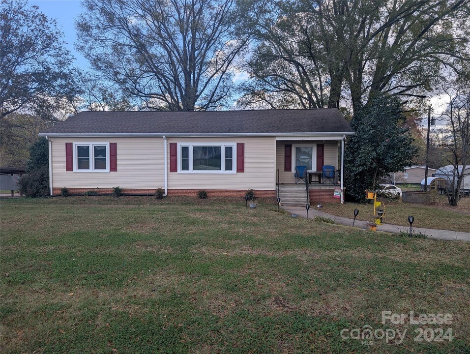 135 Centenary Church Rd in Mount Ulla, NC - Building Photo