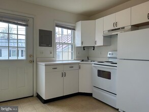 102 Royal St SW-Unit -B in Leesburg, VA - Foto de edificio - Building Photo