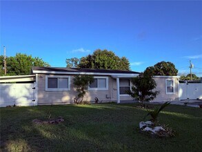 7115 Orpine Dr N in St. Petersburg, FL - Foto de edificio - Building Photo