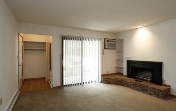 Bells Lake Apartments in Cincinnati, OH - Building Photo - Interior Photo