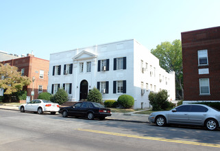 1719 35th St NW in Washington, DC - Foto de edificio - Building Photo