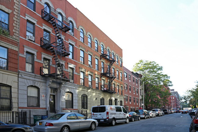 140-142 W 133rd St in New York, NY - Foto de edificio - Building Photo