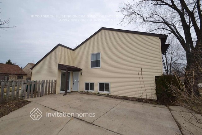30W078 Maplewood Dr in Warrenville, IL - Foto de edificio - Building Photo