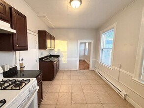 92 Main St, Unit 1 in Malden, MA - Foto de edificio - Building Photo