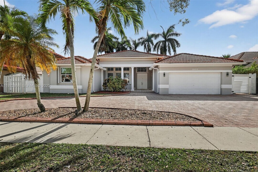 16432 NW 12th St in Pembroke Pines, FL - Foto de edificio