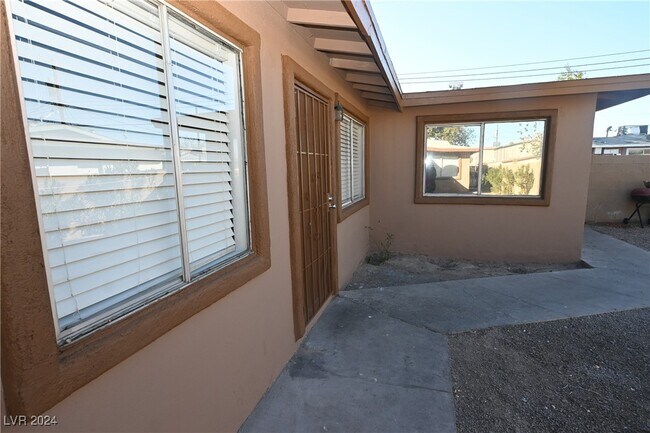 property at 2608 E Mesquite Ave