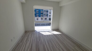 2431 NE 187th St, Unit B2 in Miami, FL - Building Photo - Building Photo