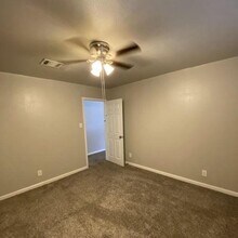 1020 N Main St in Baytown, TX - Building Photo - Building Photo