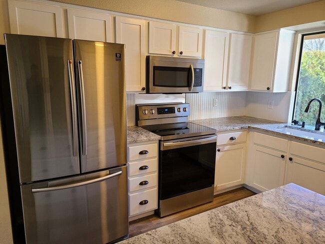 1100 Excalibur Dr in Grants Pass, OR - Building Photo - Building Photo