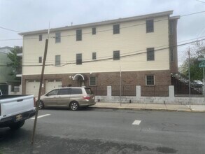 1 Montrose Ave in Jersey City, NJ - Building Photo - Building Photo