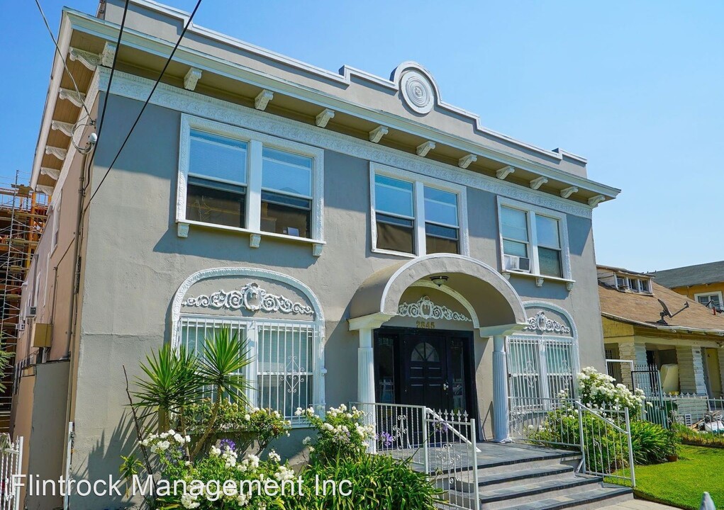 2845 San Marino Street in Los Angeles, CA - Building Photo