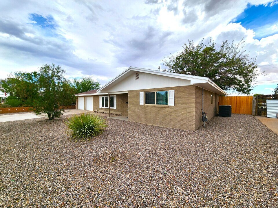 2105 Carlyle Dr in Las Cruces, NM - Building Photo