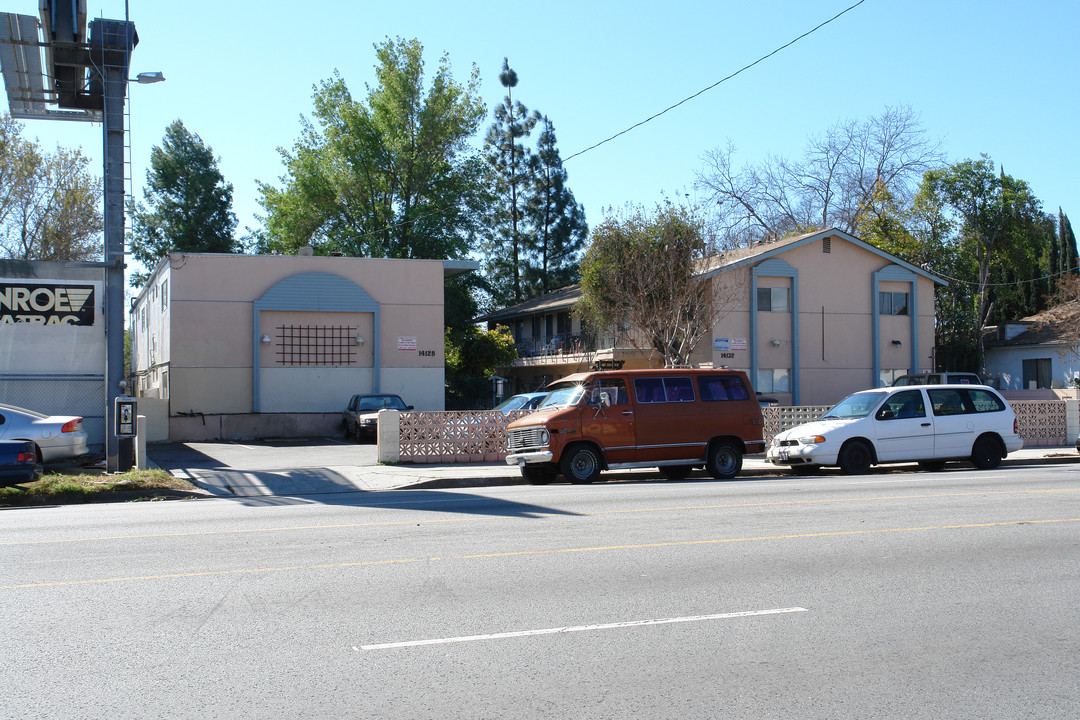 14128-14132 Vanowen St in Los Angeles, CA - Building Photo