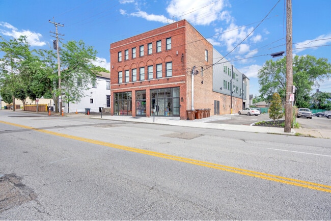 6011 Madison Rd in Cincinnati, OH - Foto de edificio - Building Photo