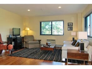 51 Schuyler Ave, Unit 3B in Stamford, CT - Building Photo - Building Photo