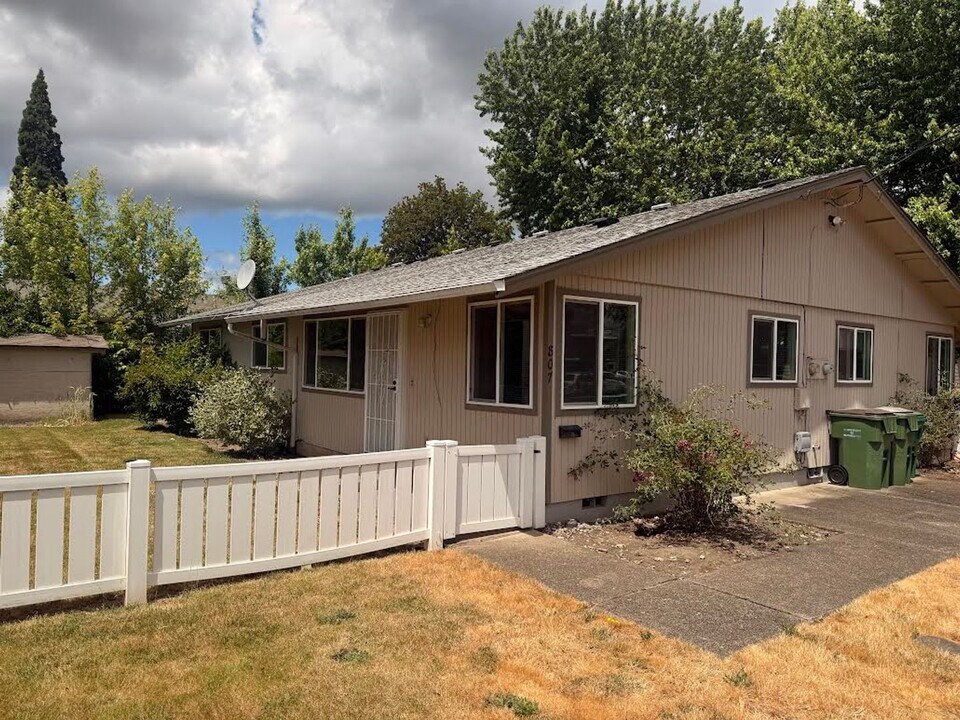805-807 S Center St in Newberg, OR - Building Photo