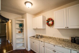 932 Poinsettia St in San Antonio, TX - Building Photo - Building Photo