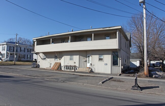 172 W 1st St in Fulton, NY - Foto de edificio - Building Photo