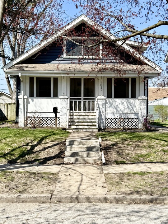 1022 Grand Ct in Davenport, IA - Foto de edificio