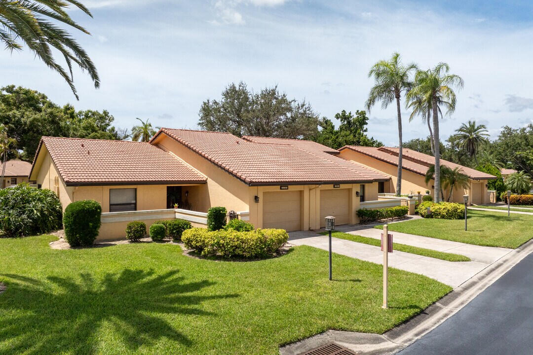 Governors Island in Ft. Myers, FL - Building Photo