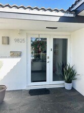 9825 Palmetto Club Dr in Miami, FL - Building Photo - Building Photo