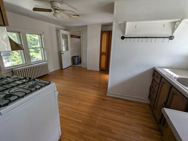 18 Madison St, Unit Upper Unit in Algonquin, IL - Building Photo - Building Photo