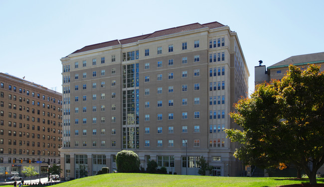 Mark A. Nordenberg Hall in Pittsburgh, PA - Foto de edificio - Building Photo