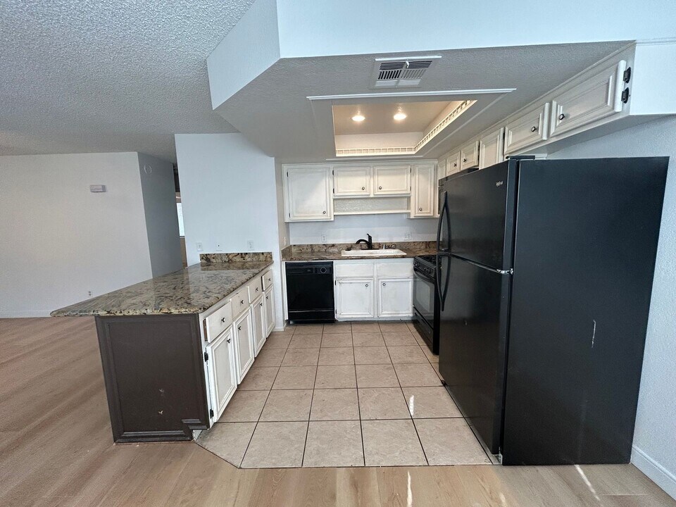725 Rock Springs Dr in Las Vegas, NV - Building Photo